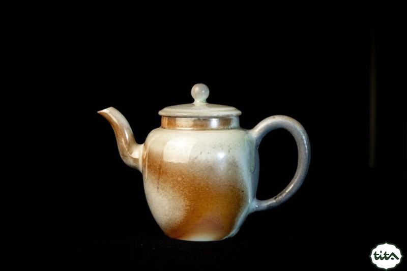 màu sắc độc đáo của ấm nung củi men tro