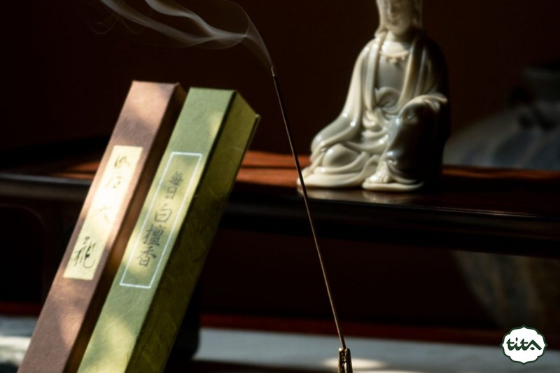 Đàn hương khi đốt tạo mùi hương dễ chịu