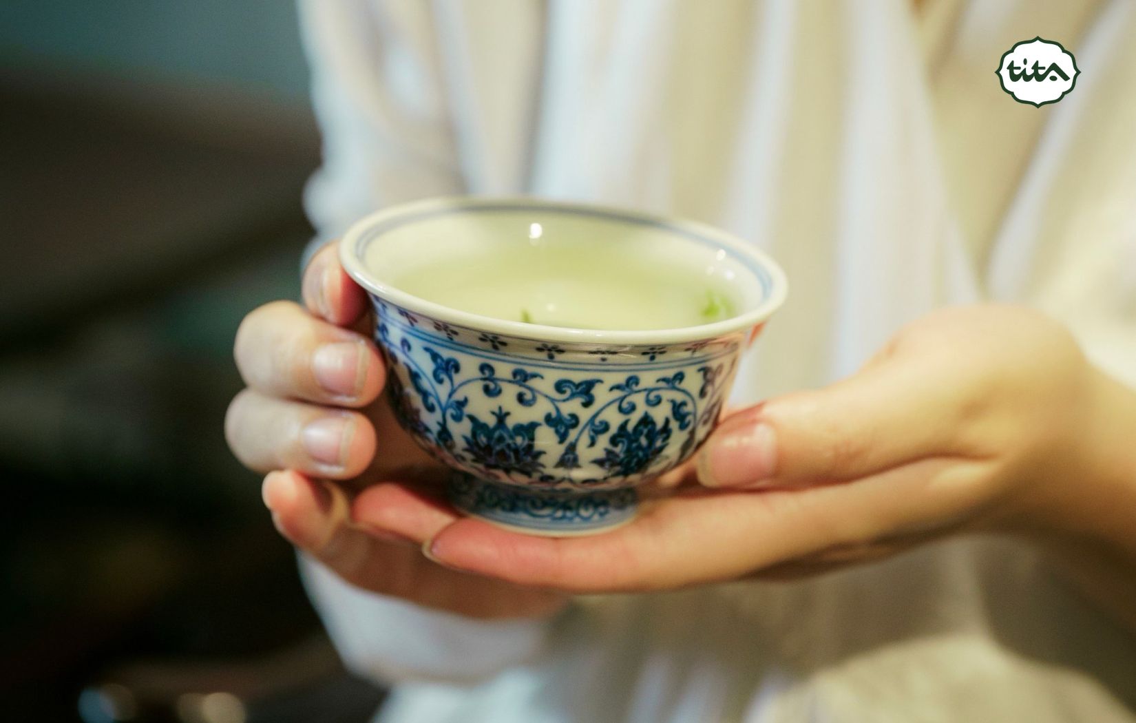 Việc sử dụng chén chủ thể hiện sự trân trọng đối với nghệ thuật trà đạo và văn hóa Việt Nam.