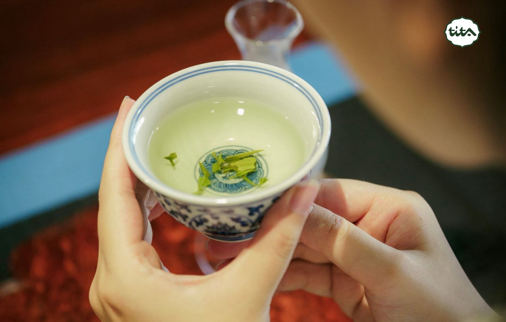 Sử dụng chén chủ để mời khách là cách thể hiện lòng kính trọng