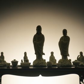 Sứ Đức Hoá nung củi